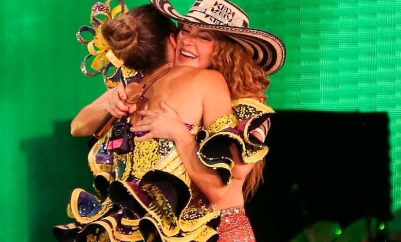 Shakira abrazando a la Reina del Carnaval 2025, Tatiana Angulo Fernández de Castro. Foto Carnaval S.A.