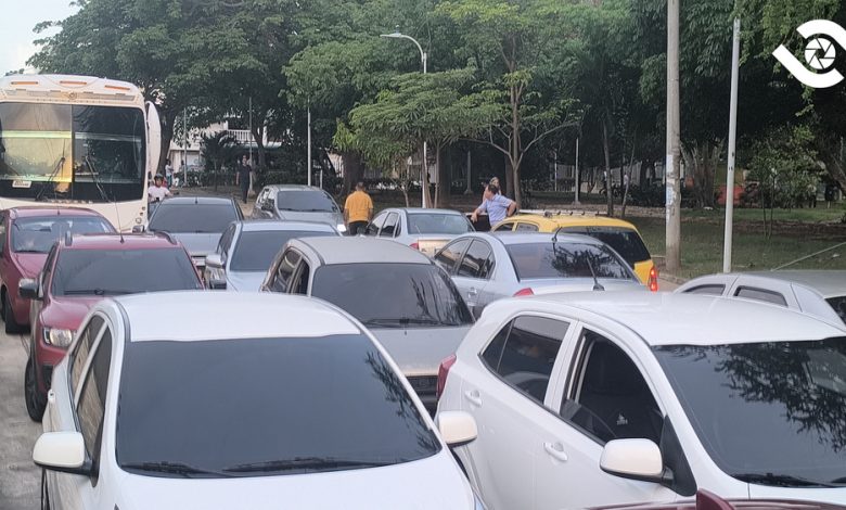 Precaria situación que se vive a diario entre las calle 70 B y 71 alf frente del colegio Maria Inmaculada, El transito distrital de Barranquilla, nunca ha llegado a trabajar y ordenar el tráfico. Fotografía. Lehelvil Viloria